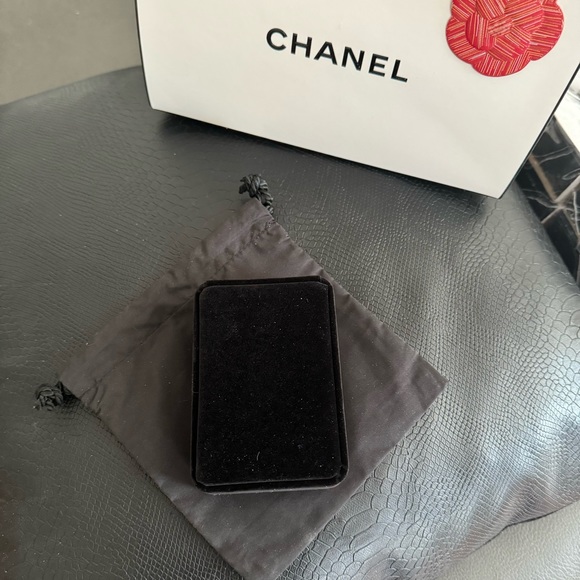 Vintage Chanel Circular Pendant Necklace - Picture 7 of 8